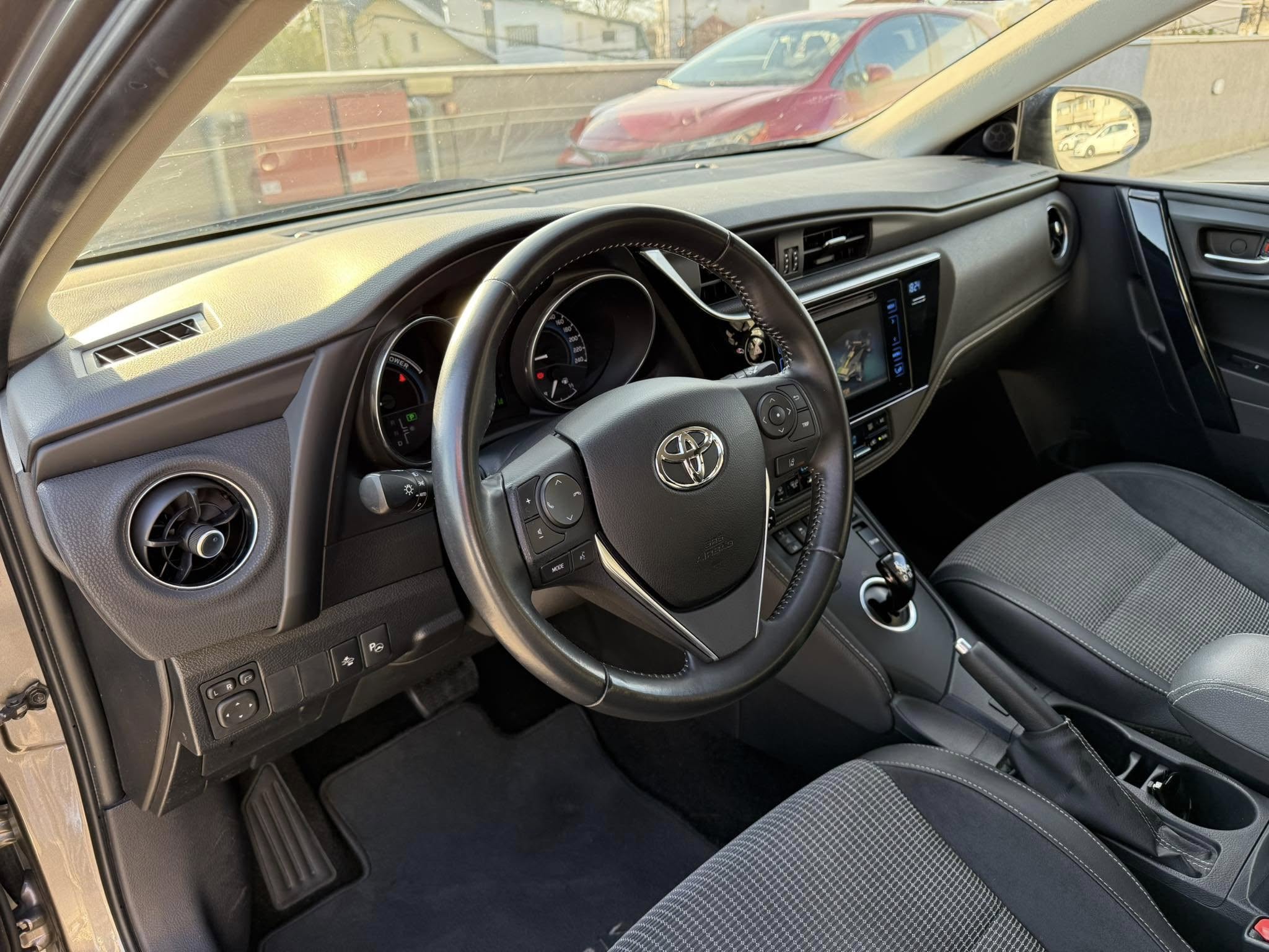 Toyota Auris 1.8 Hybrid Touring Sports - Image 5