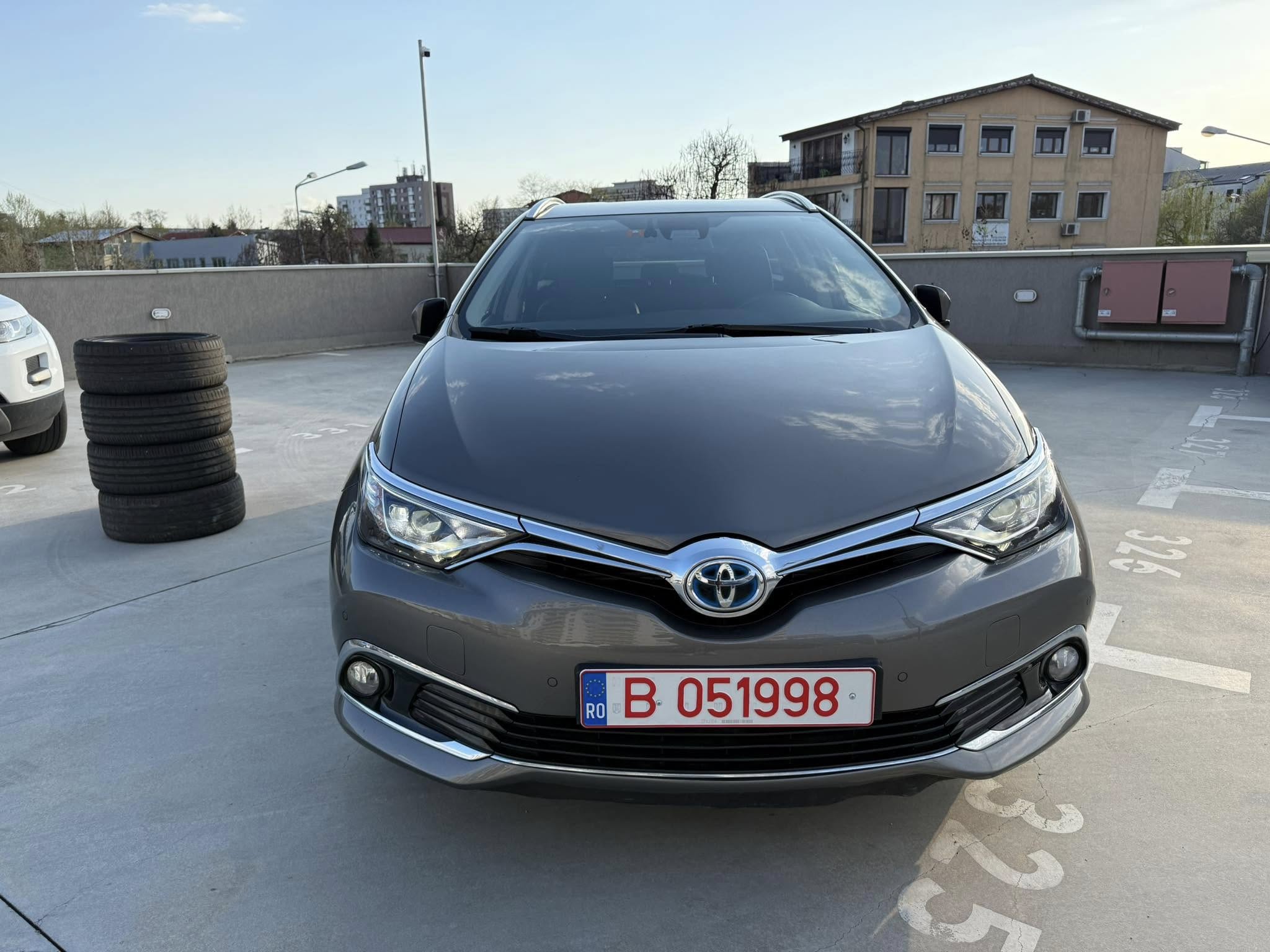 Toyota Auris 1.8 Hybrid Touring Sports - Image 3