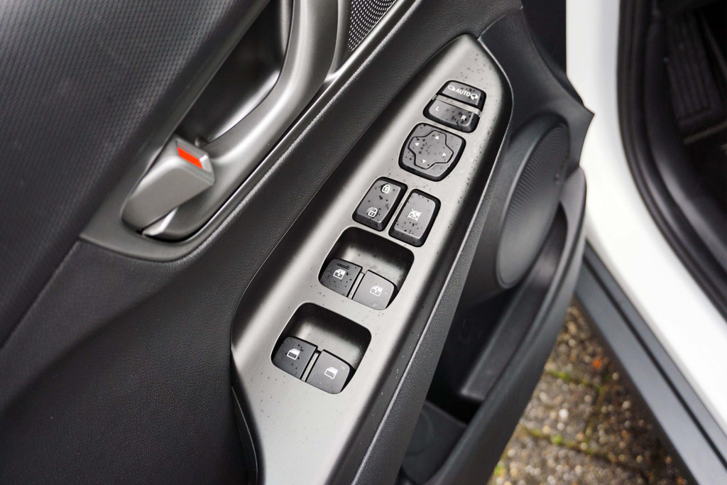 Hyundai KONA Premium - Image 21