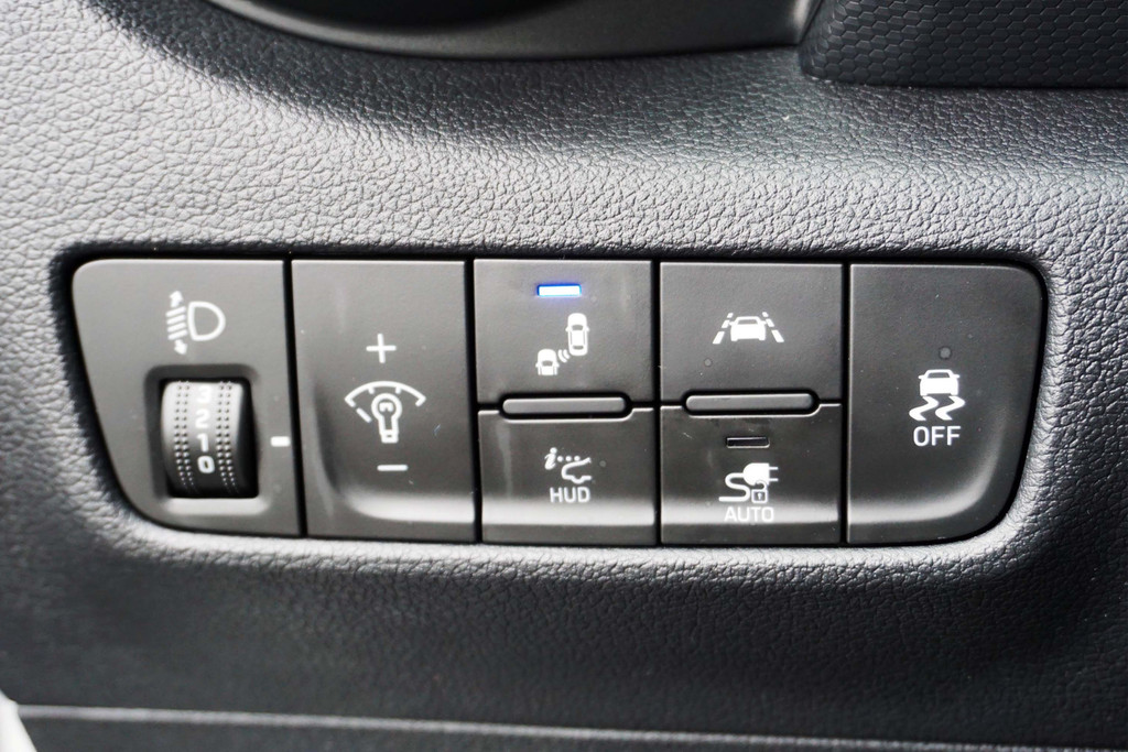 Hyundai KONA Premium - Image 29