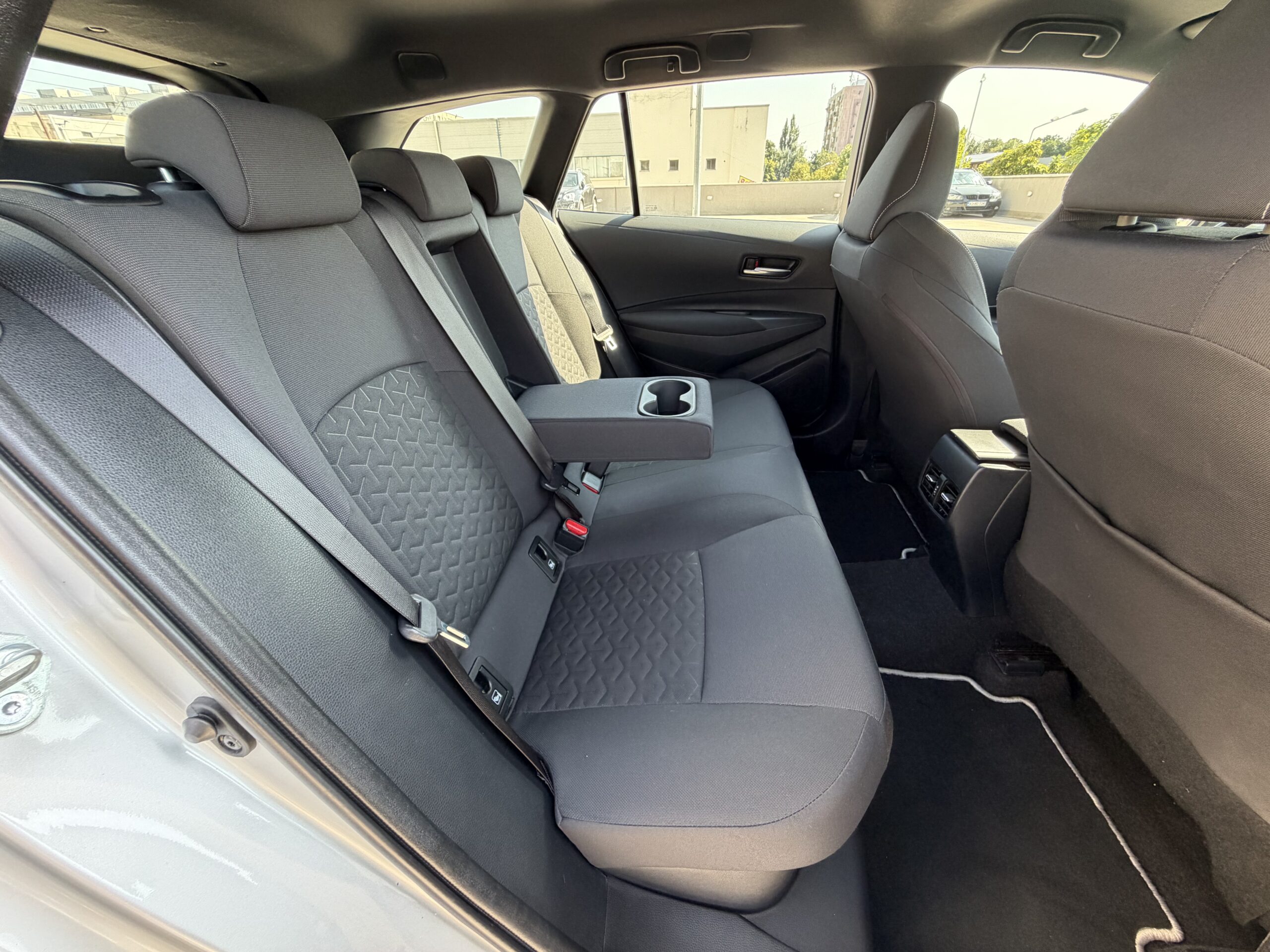 Toyota Corolla TouringSports 1.8 Hybrid - Image 14