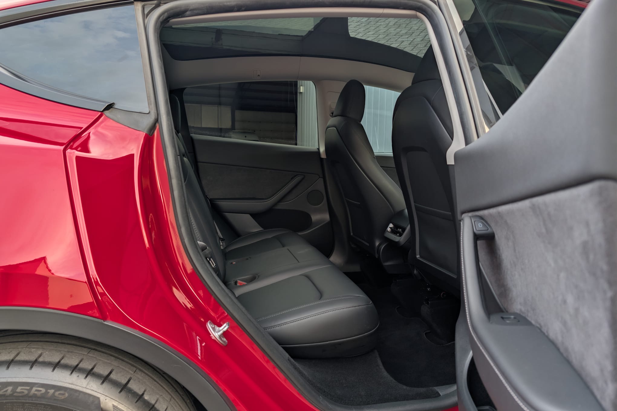 Tesla Model Y DualMotor LongRange AWD - Image 11
